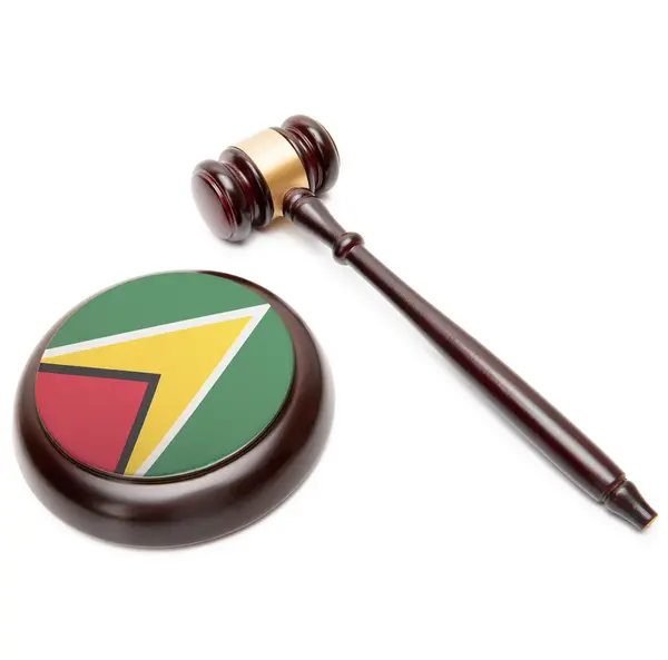 Juez martillo foto y tapa con la bandera nacional en él - Guyana —  Fotos de Stock