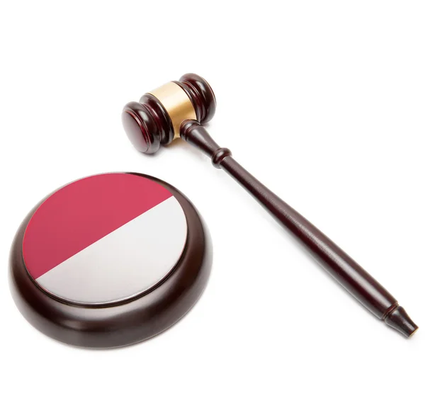Judge gavel and soundboard with national flag on it - Indonesia – stockfoto