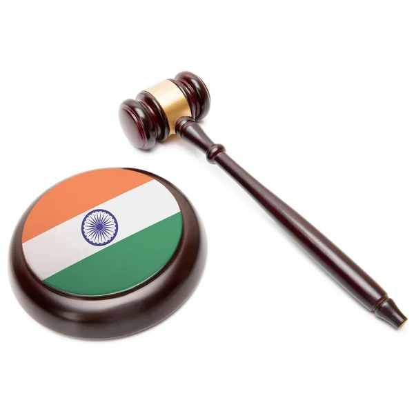 Soudce kladívkem a soundboard s státní vlajka na to - Indie — Stock fotografie