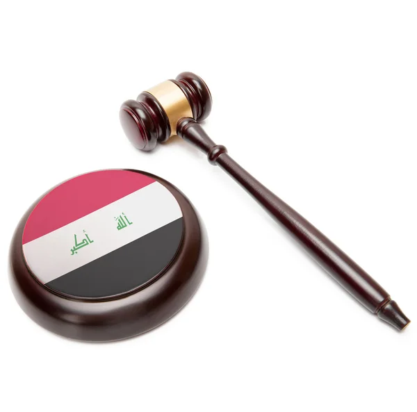 Judge gavel and soundboard with national flag on it - Iraq — Stock Photo, Image