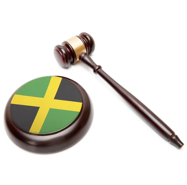 Domaren ordförandeklubba och resonansbotten med nationella flagga på den - Jamaica — Stockfoto