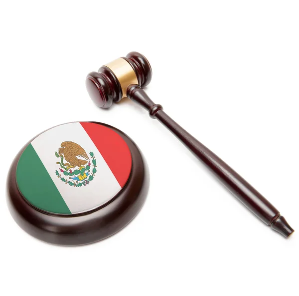 Martelletto del giudice e tavola armonica con la bandiera nazionale su di esso - Messico — Foto Stock