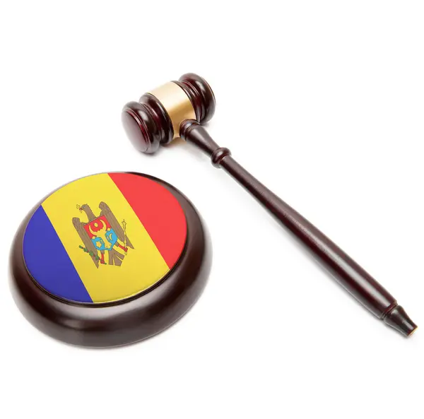 Rechter hamer en klankbord met nationale vlag op het - Moldavië — Stockfoto