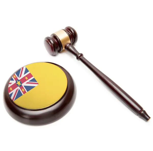 Judge gavel and soundboard with national flag on it - Niue — Stock Photo, Image