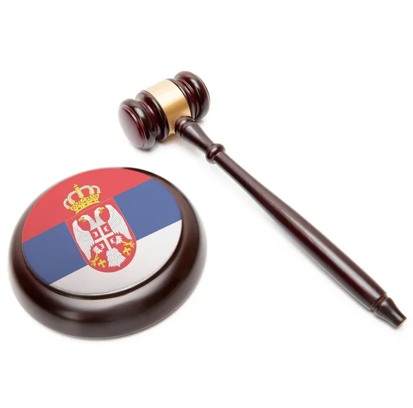 Rechter hamer en klankbord met nationale vlag op het - Servië — Stockfoto