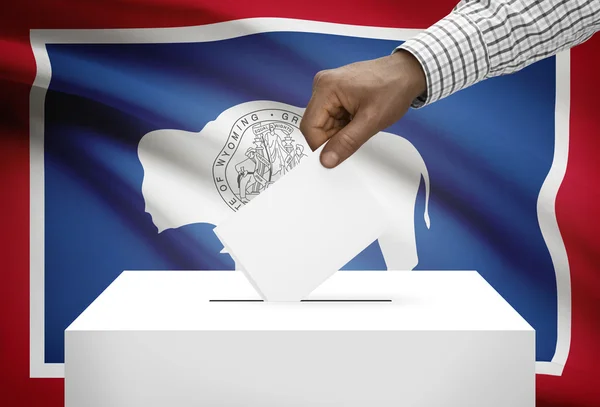 Votação conceito - urnas conosco bandeira do estado no plano de fundo - Wyoming — Fotografia de Stock
