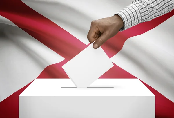 Concepto - urna con nosotros la votación bandera del estado en el fondo - Alabama —  Fotos de Stock