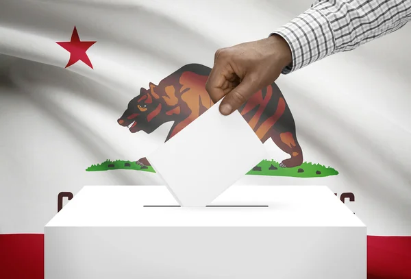 Concetto - scatola di scheda elettorale con noi di voto bandiera dello stato su sfondo - California — Foto Stock