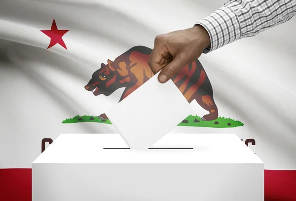 コンセプト - 私たちと投票箱投票背景 - カリフォルニア州の旗 — ストック写真