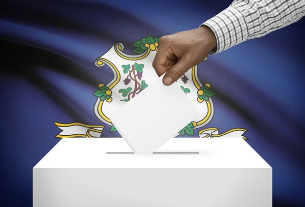 Concepto - urna con nosotros la votación bandera del estado en el fondo - Connecticut — Foto de Stock