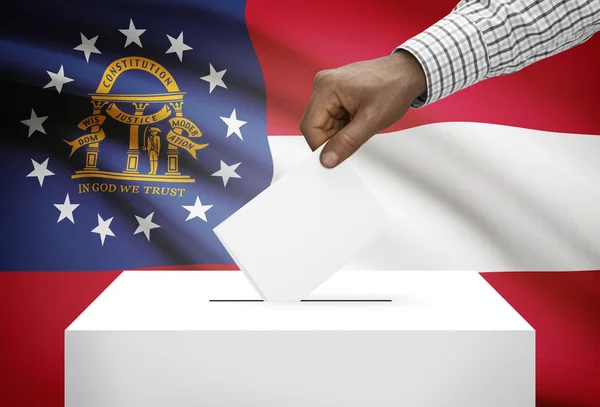 Abstimmung-Konzept - Urne mit uns Staatsflagge auf Hintergrund - Georgien — Stockfoto