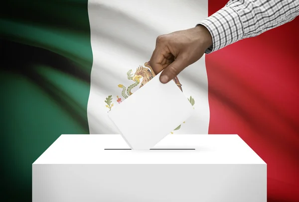 Urna con la bandera nacional de fondo - México —  Fotos de Stock