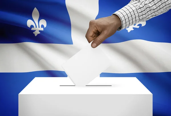 Voto concepto - urna con la bandera de la provincia canadiense en el fondo - Quebec — Foto de Stock