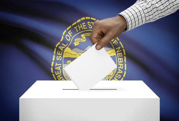 Hlasování koncept - uren s námi státní vlajky na pozadí - Nebraska — Stock fotografie