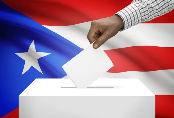 Urna con la bandera nacional de fondo - Puerto Rico — Foto de Stock