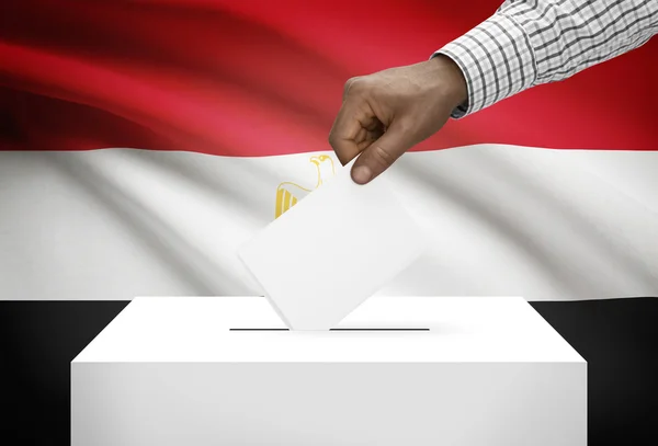 Избирательная урна с национальным флагом на фоне - Египет — стоковое фото