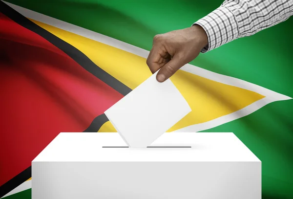 Oy sandığı ile ulusal bayrağını arka plan - Guyana — Stok fotoğraf