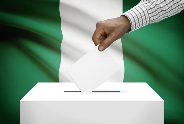 背景 - ナイジェリアの国旗と投票箱 — ストック写真