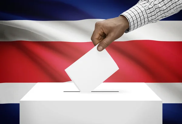 Scatola di scheda elettorale con la bandiera nazionale su priorità bassa - Costa Rica — Foto Stock