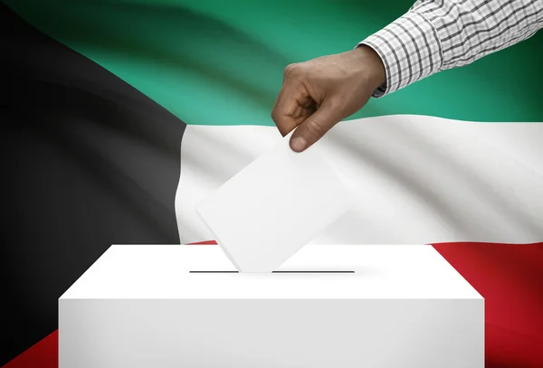 Scatola di scheda elettorale con la bandiera nazionale su priorità bassa - Kuwait — Foto Stock