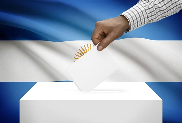 Urna con la bandera nacional de fondo - Argentina — Foto de Stock