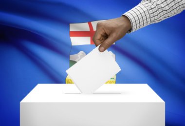 Oylama kavramı - Kanada eyaleti bayrak arka plan üzerinde oy sandığı - Alberta