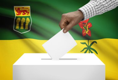 Oylama kavramı - Kanada eyaleti bayrak arka plan üzerinde oy sandığı - Saskatchewan