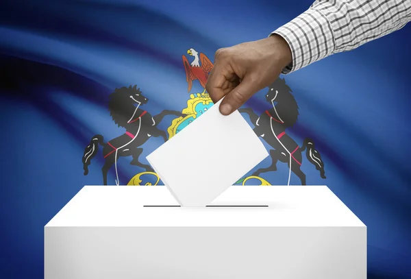 Głosowania koncepcja - urny z nami państwa bandery na tle - Pensylwania — Zdjęcie stockowe
