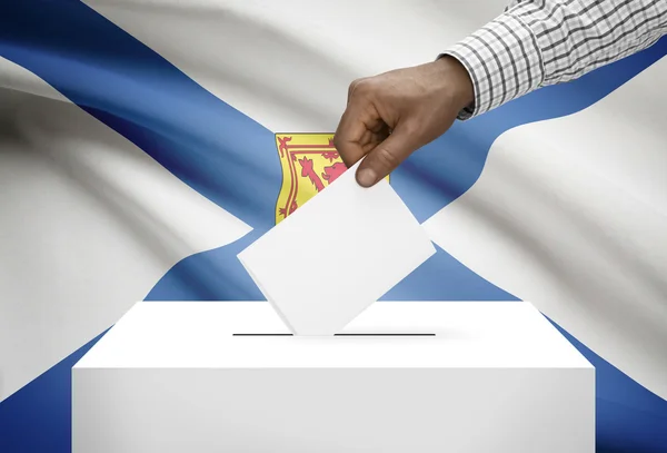 Rösta koncept - valurnan med kanadensiska provinsen flagga på bakgrund - Nova Scotia — Stockfoto