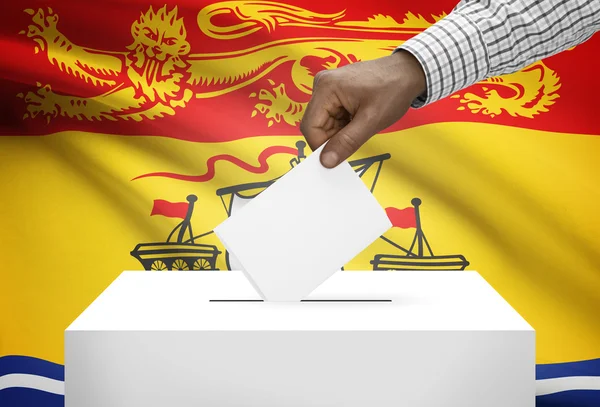 Oylama kavramı - Kanada eyaleti bayrak arka plan üzerinde oy sandığı - New Brunswick — Stok fotoğraf