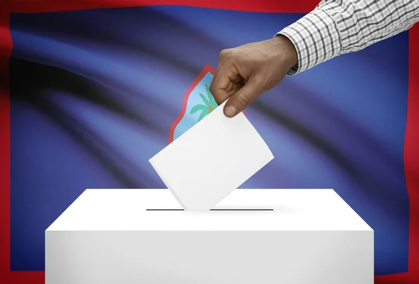 背景 - グアムの国旗と投票箱 — ストック写真