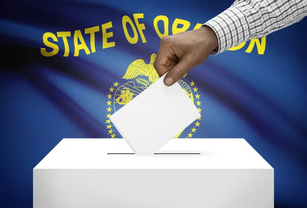 Rösta koncept - valurnan med oss statligt sjunker på bakgrund - Oregon — Stockfoto