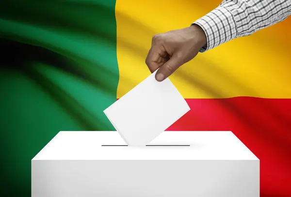 배경-베냉에 국기와 투표 용지 상자 — 스톡 사진