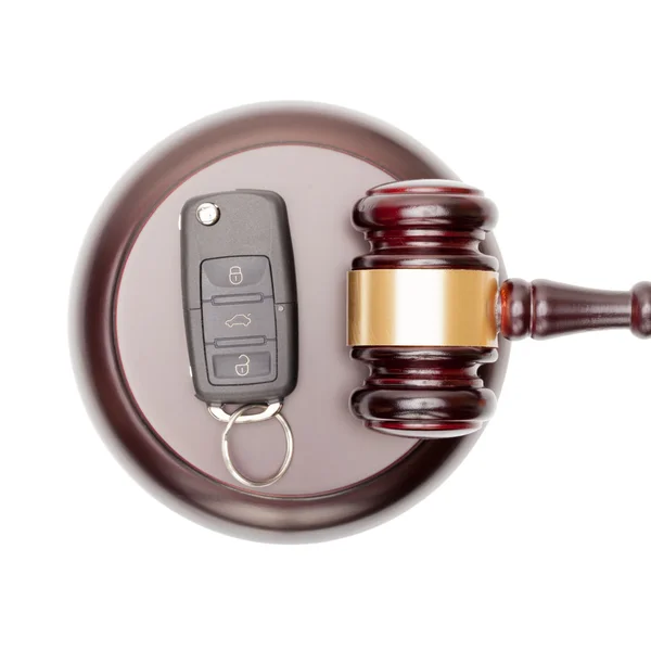 Wooden judge gavel and car keys over sound box - view from top — Stock Photo, Image
