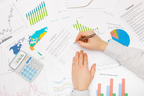 Business man working with financial data - preparing for signing contract — Stock Photo, Image