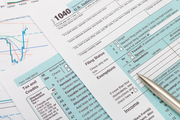 US 1040 Tax Form and silver ball pen — Stock Photo, Image