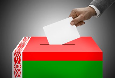 Oy sandığı ulusal bayrak renkleri - Beyaz Rusya boyalı