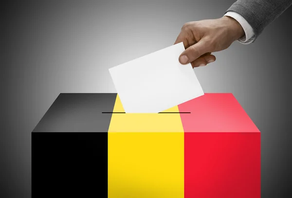 Stembus geschilderd in nationale vlag kleuren - België — Stockfoto