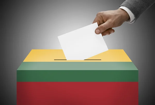 国旗の色 - リトアニアに描かれた投票箱 — ストック写真