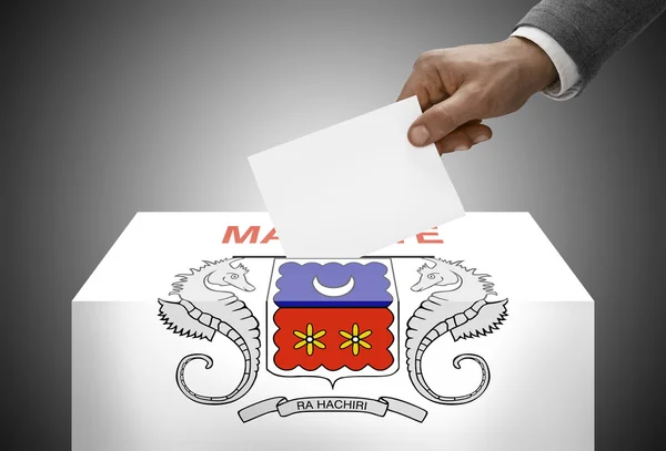 Wahlurne gemalt in Farben Nationalflagge - Mayotte — Stockfoto