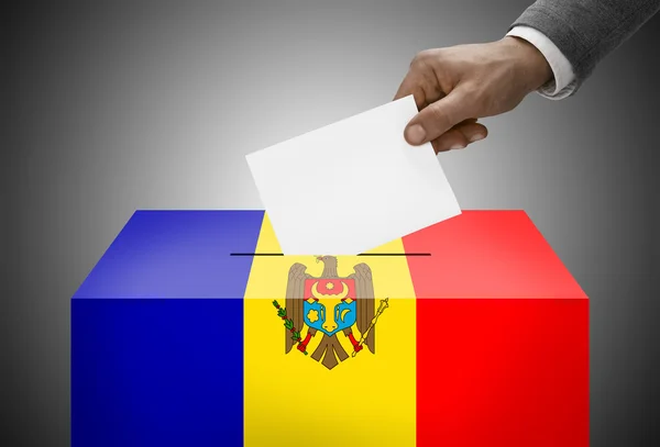 Volební urny malované do barvy státní vlajky - Moldavsko — Stock fotografie