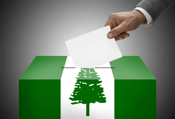 투표 상자-노퍽 아일랜드 국기 색깔로 그린 — 스톡 사진