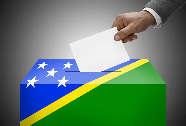 Scatola di scheda elettorale verniciato nei colori della bandiera nazionale - Isole Salomone — Foto Stock