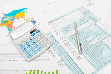 Hesap makinesi ve Gümüş Top bizi 1040 vergi formu kalem