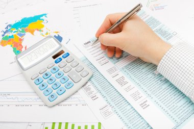 Erkek Gümüş Top kalem tutan ve bizi 1040 doldurmaya çalışırken vergi formu