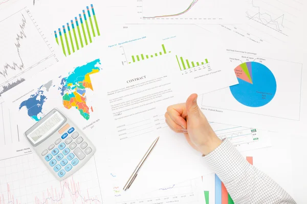 Verksamhet man arbetar med finansiella data - redo att sjunga kontrakt - tummen — Stockfoto
