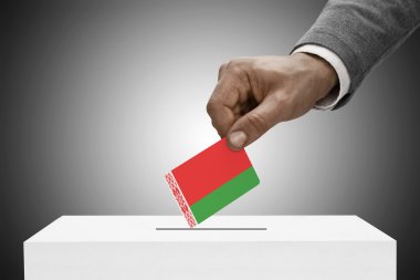 Siyah bayrak tutan erkek. Beyaz Rusya kavramı - oylama