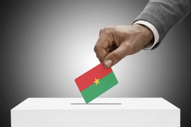 Siyah bayrak tutan erkek. Kavram - Burkina Faso oylama