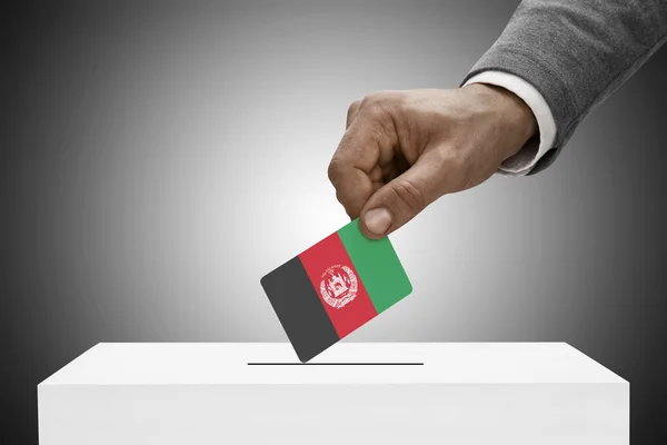 Czarny mężczyzna trzyma flagę. Głosowania koncepcja - Afganistan — Zdjęcie stockowe