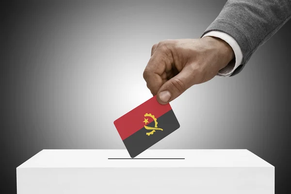 Czarny mężczyzna trzyma flagę. Głosowania koncepcja - Angola — Zdjęcie stockowe